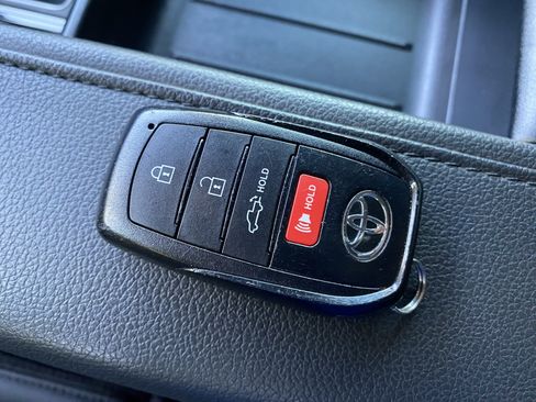 Used 2025 Toyota Tundra Limited AWD/4WD image 36