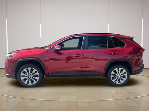 Used 2022 Toyota RAV4 XLE Premium FWD image 2