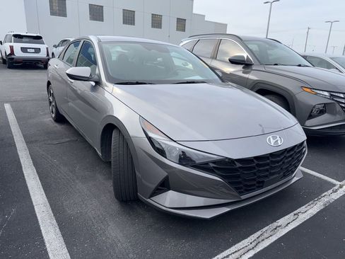 Used 2023 Hyundai Elantra SEL w/ Convenience Package image 3