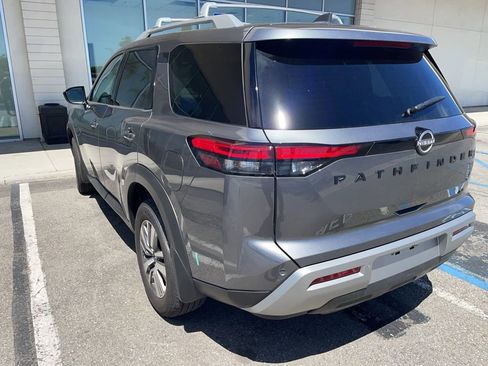Used 2025 Nissan Pathfinder SL w/ Black Appearance Package image 5