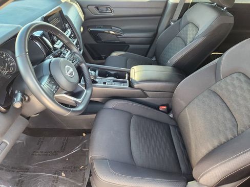 Used 2025 Nissan Pathfinder SV image 13