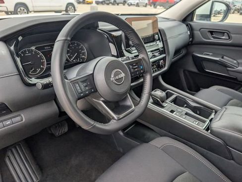 Used 2025 Nissan Pathfinder SV FWD image 9