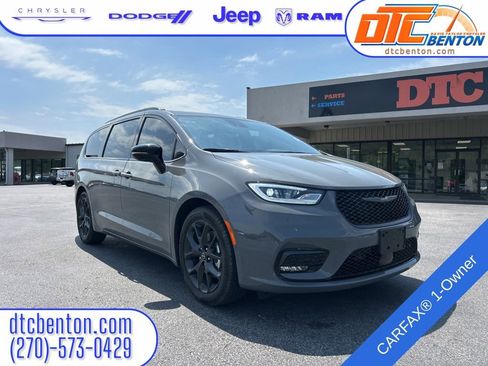 Used 2025 Chrysler Pacifica Limited w/ Uconnect Theater Family Group FWD image 1