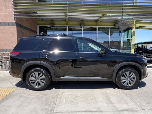 Used 2025 Nissan Pathfinder SV w/ SV Premium Package FWD image 9
