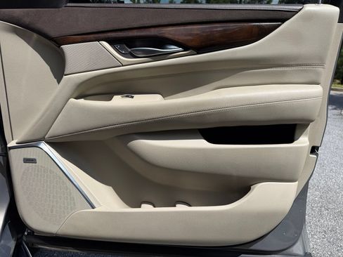 Used 2017 Cadillac Escalade Luxury RWD image 45