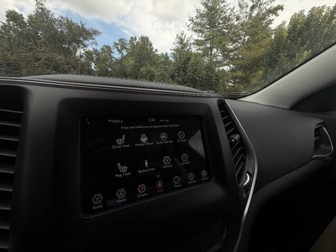 Used 2019 Jeep Cherokee Latitude Plus w/ Cold Weather Group AWD/4WD image 14