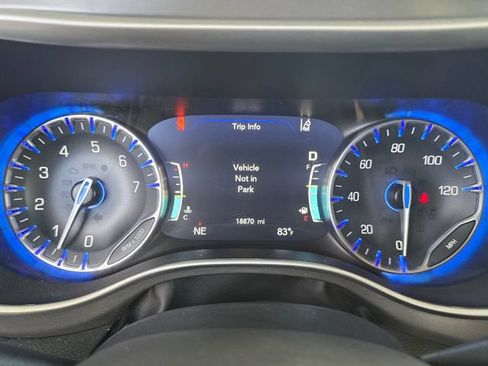 Certified 2025 Chrysler Pacifica Select AWD/4WD image 12