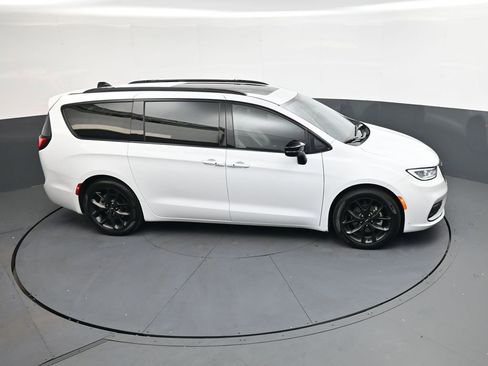 Used 2025 Chrysler Pacifica Limited FWD image 31