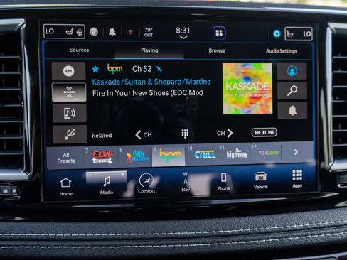 Used 2023 Chrysler Pacifica Limited AWD/4WD image 17