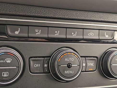 Used 2021 Volkswagen Atlas Cross Sport SE w/ Panoramic Sunroof Package image 27