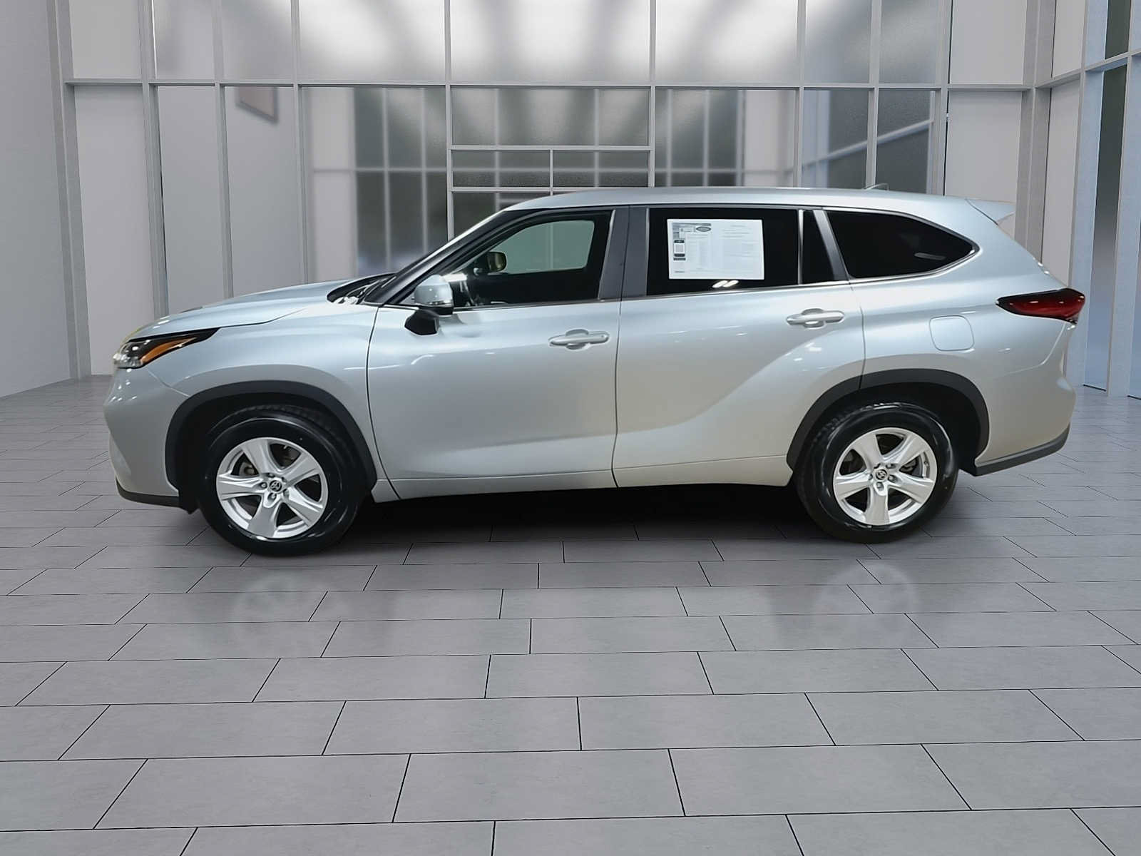 Used 2023 Toyota Highlander LE FWD image 5