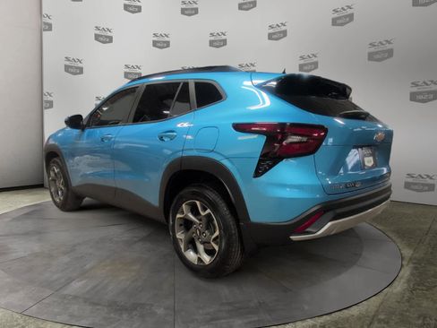 Used 2025 Chevrolet Trax LT w/ LT Convenience Package image 3