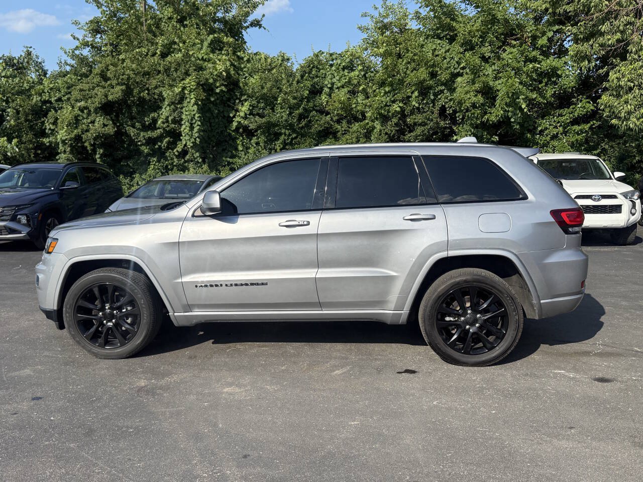 Used 2020 Jeep Grand Cherokee Altitude AWD/4WD image 2