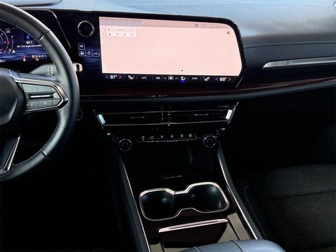 Used 2024 Chevrolet Traverse Z71 image 17