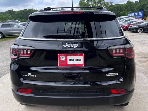 Used 2018 Jeep Compass Latitude w/ Popular Equipment Group FWD image 5