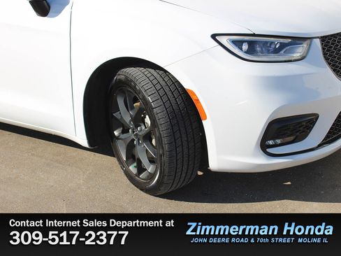 Used 2025 Chrysler Pacifica Limited image 22