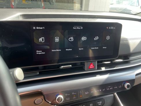 Used 2025 Kia Carnival FWD image 19