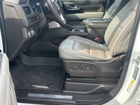 Used 2024 GMC Yukon XL SLT image 9