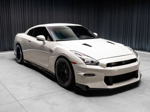 Used 2024 Nissan GT-R Premium w/ Premium Interior Package AWD/4WD image 12