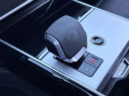 Used 2025 Land Rover Range Rover Autobiography image 16