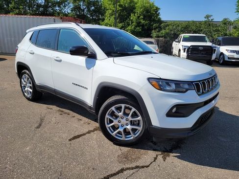 Used 2023 Jeep Compass Latitude AWD/4WD image 1