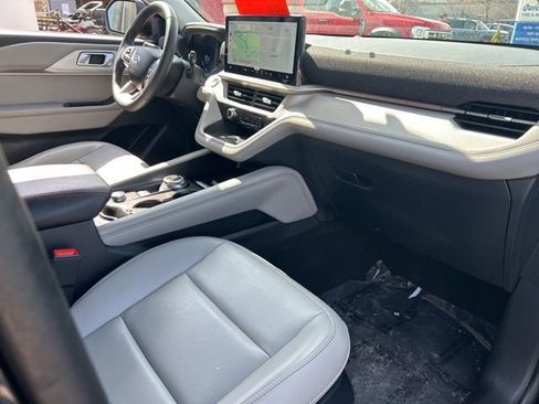 Used 2025 Ford Explorer Active w/ Active Comfort Package image 10