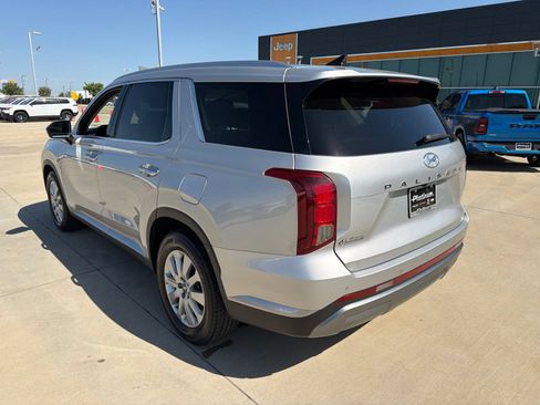 Used 2024 Hyundai Palisade SEL FWD image 3