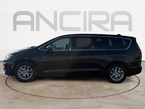 Used 2023 Chrysler Pacifica Touring-L FWD image 4