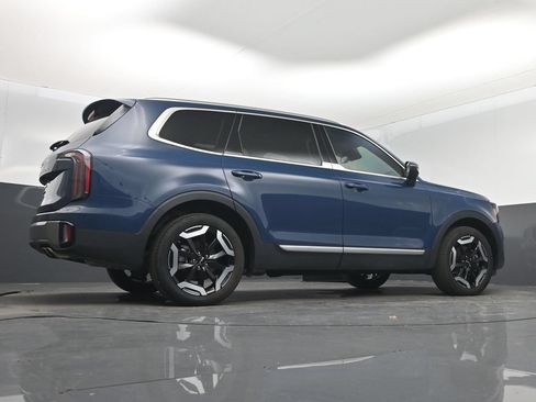 Certified 2024 Kia Telluride EX w/ EX Captain's Chair Package FWD image 16