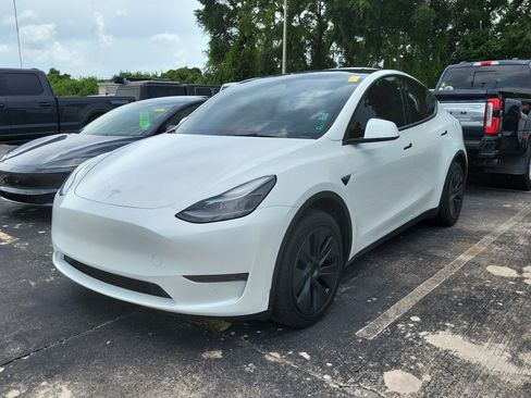 Used 2024 Tesla Model Y 2WD image 3