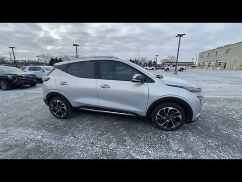 Used 2022 Chevrolet Bolt EUV Premier w/ Sun & Sound Package image 9