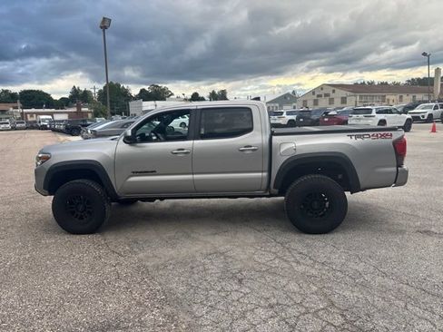 Used 2018 Toyota Tacoma TRD Off-Road w/ Technology Package AWD/4WD image 8