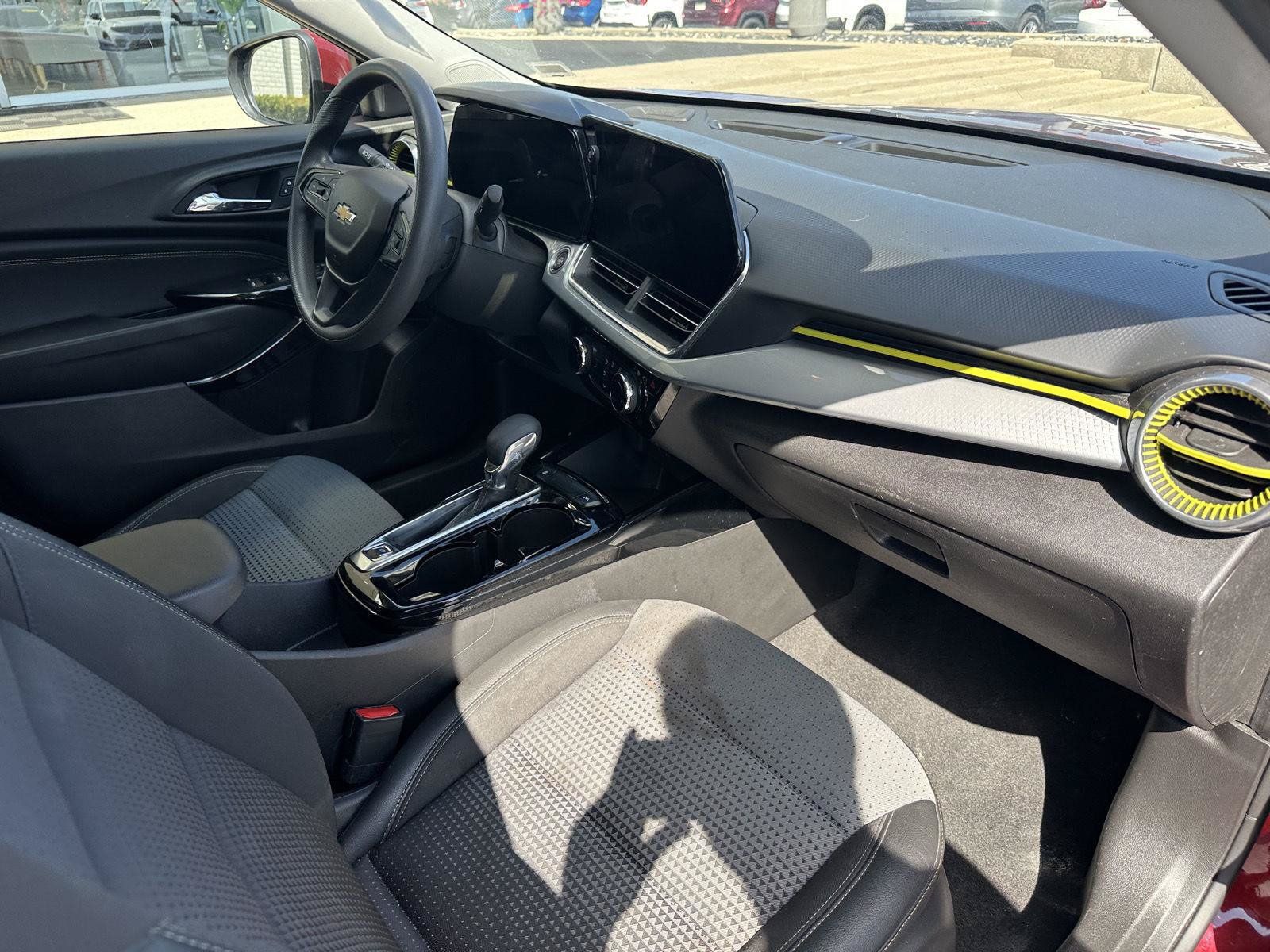 Used 2025 Chevrolet Trax LT FWD image 9