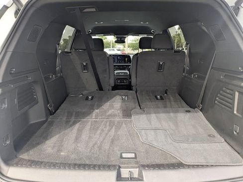 Used 2025 Chevrolet Traverse LT image 12