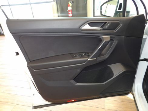 Used 2020 Volkswagen Tiguan SE image 24