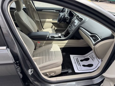 Used 2019 Ford Fusion SE FWD image 24