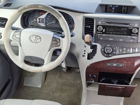 Used 2012 Toyota Sienna XLE image 23