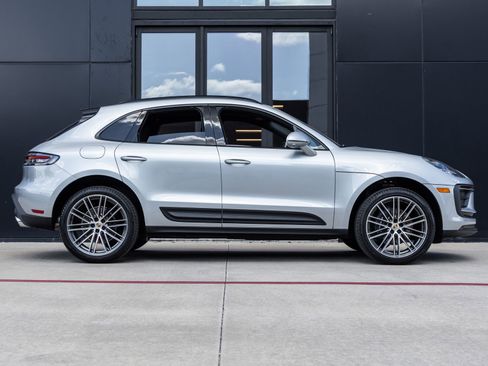 Certified 2026 Porsche Macan AWD/4WD image 12