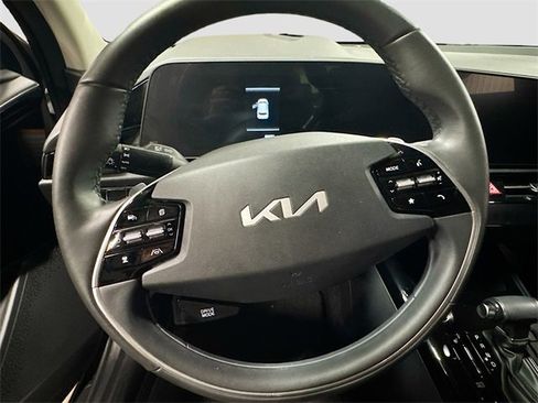 Used 2023 Kia Niro EX image 11