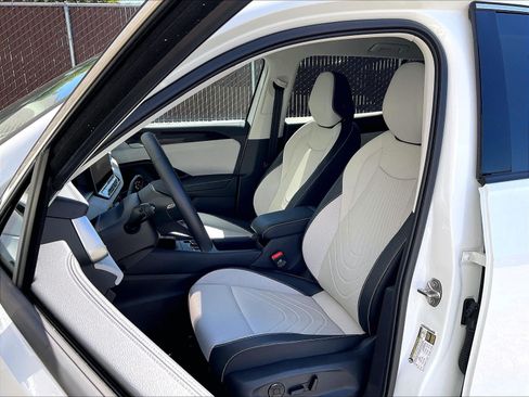 Certified 2025 Volkswagen Tiguan SE AWD/4WD image 23