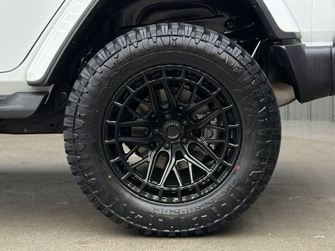 Used 2025 Jeep Wrangler Unlimited Sahara image 12