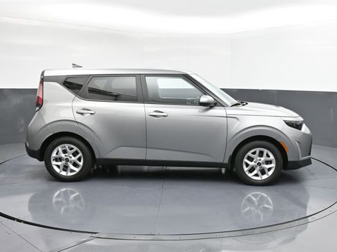 Used 2023 Kia Soul LX w/ LX Technology Package image 9