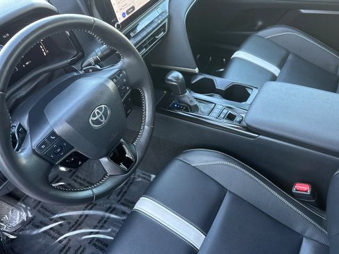 Used 2025 Toyota Camry SE image 12