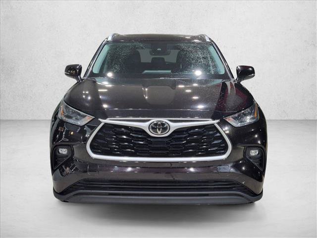 Used 2021 Toyota Highlander XLE FWD image 2
