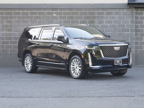 Used 2022 Cadillac Escalade ESV Luxury AWD/4WD image 2