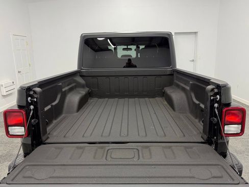 Used 2022 Jeep Gladiator Willys image 12