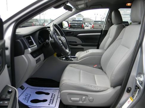 Used 2018 Toyota Highlander Plus AWD/4WD image 17