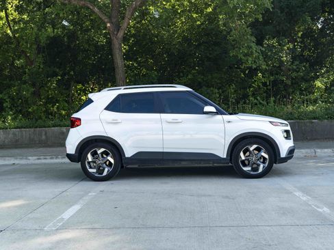 Used 2021 Hyundai Venue SEL FWD image 10