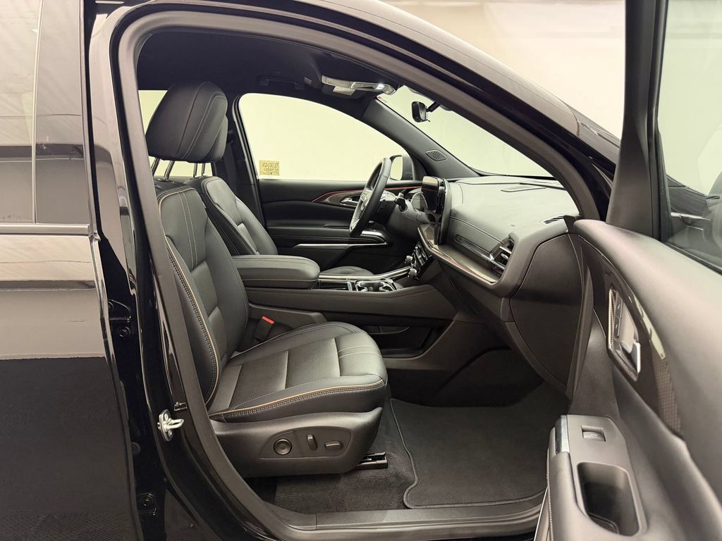 Used 2025 Chevrolet Traverse High Country FWD image 25