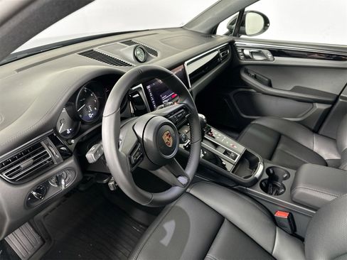 Certified 2026 Porsche Macan image 4